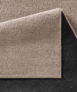 Tapis poil ras Qualis - taupe - close up vouw, thumbnail Tapis poil ras Qualis - taupe - close up vouw, thumbnail