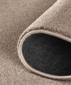 Tapis poil ras Qualis - taupe - close up rol, thumbnail Tapis poil ras Qualis - taupe - close up rol, thumbnail