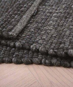 Tapis laine Lett - gris foncé - close up vouw, thumbnail Tapis laine Lett - gris foncé - close up vouw, thumbnail