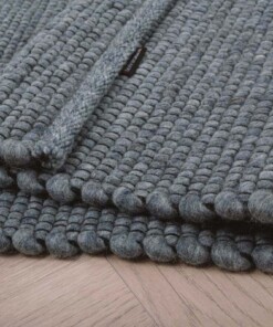 Tapis laine Lett - bleu acier - close up vouw, thumbnail Tapis laine Lett - bleu acier - close up vouw, thumbnail