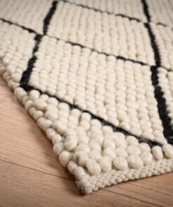 Tapis en laine losange Vinduer - Crème/noir - close up hoek, thumbnail Tapis en laine losange Vinduer - Crème/noir - close up hoek, thumbnail