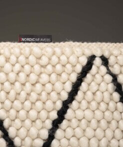 Tapis en laine losange Vinduer - Crème/noir - close up zijkant, thumbnail Tapis en laine losange Vinduer - Crème/noir - close up zijkant, thumbnail