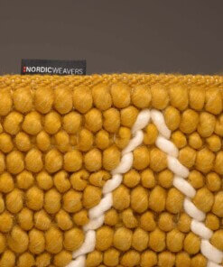 Tapis en laine losange Vinduer - jaune moutarde/Crème - close up zijkant, thumbnail Tapis en laine losange Vinduer - jaune moutarde/Crème - close up zijkant, thumbnail