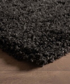 Tapis poils longs Cozy Shaggy - gris foncé - close up hoek