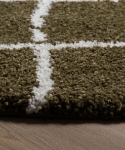 Tapis poils longs Rond losange Artisan - vert olive/blanc - close up zijkant, thumbnail Tapis poils longs Rond losange Artisan - vert olive/blanc - close up zijkant, thumbnail