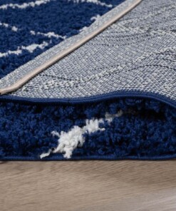 Tapis poils longs Carré losange Habitat - bleu foncé/blanc - close up vouw, thumbnail Tapis poils longs Carré losange Habitat - bleu foncé/blanc - close up vouw, thumbnail