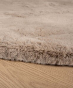 Tapis Rond moelleux poils longs - Comfy Plus - taupe - close up zijkant, thumbnail Tapis Rond moelleux poils longs - Comfy Plus - taupe - close up zijkant, thumbnail