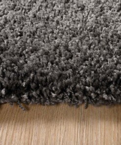 Tapis poils longs Carré - Shaggy Grand gris foncé - close up zijkant, thumbnail Tapis poils longs Carré - Shaggy Grand gris foncé - close up zijkant, thumbnail