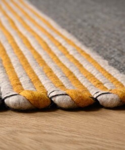 Tapis en laine Lett rayé - jaune moutarde/gris - close up, thumbnail Tapis en laine Lett rayé - jaune moutarde/gris - close up, thumbnail