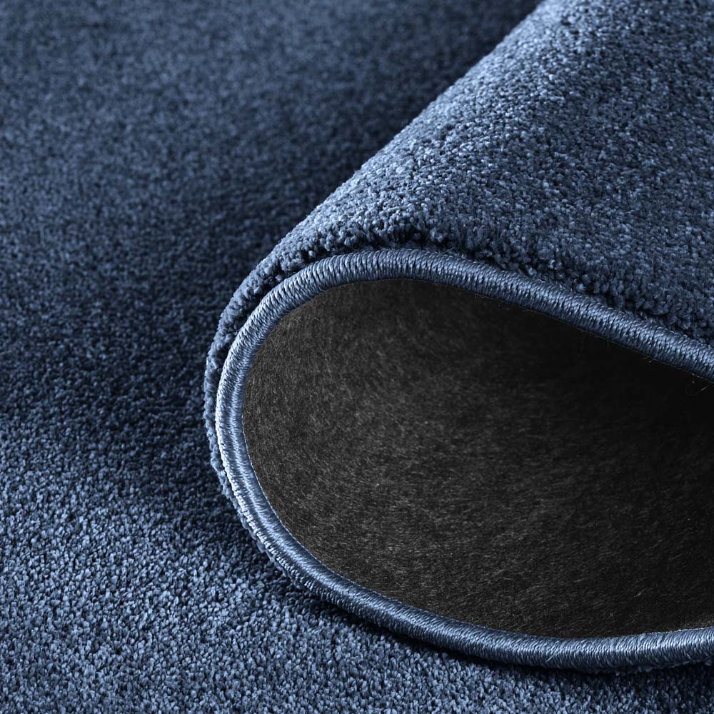 Tapis de couloir poil ras - Bliss bleu foncé - close up Tapis de couloir poil ras - Bliss bleu foncé - close up
