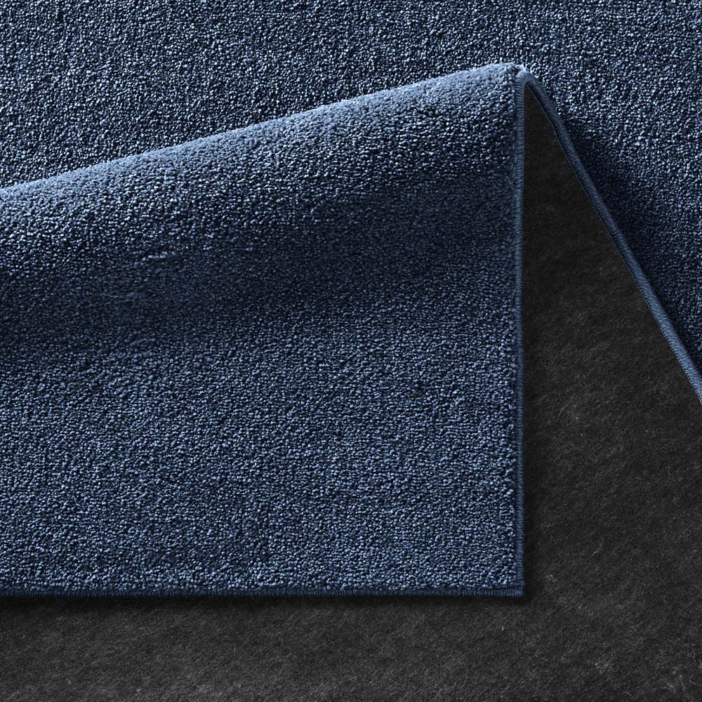 Tapis de couloir poil ras - Bliss bleu foncé - close up Tapis de couloir poil ras - Bliss bleu foncé - close up