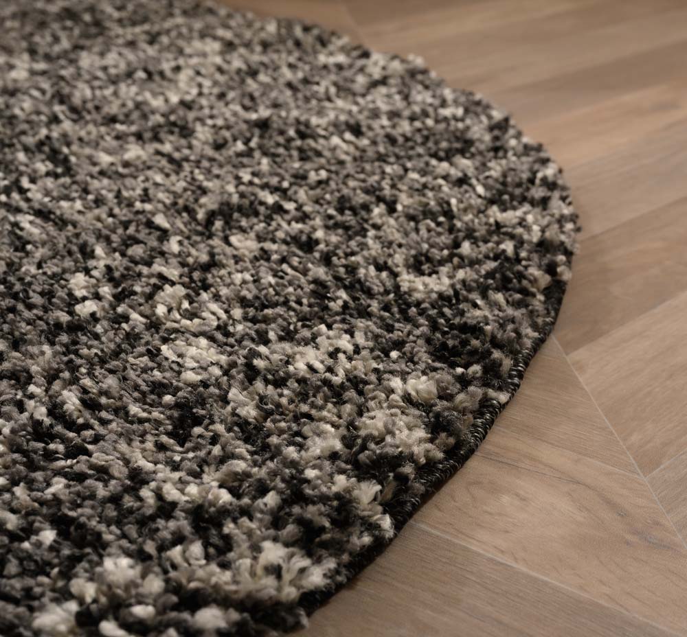Tapis rond poils longs - Blend noir/gris - close up Tapis rond poils longs - Blend noir/gris - close up
