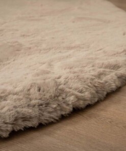 Tapis doux forme organique - Comfy Plus taupe - close up, thumbnail Tapis doux forme organique - Comfy Plus taupe - close up, thumbnail