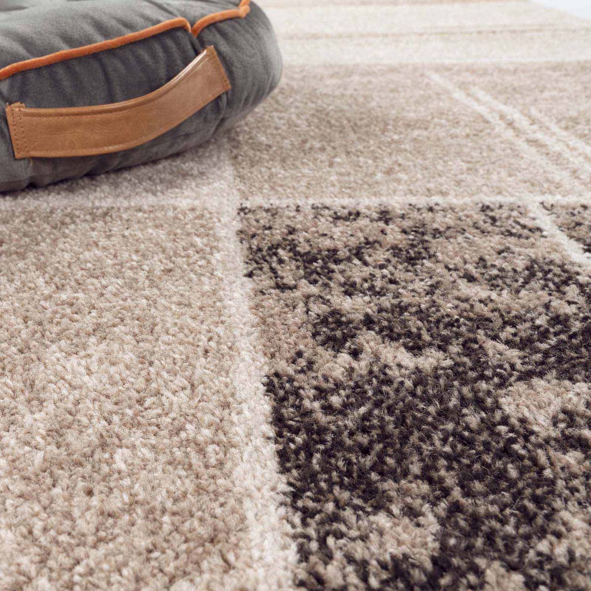 Tapis carreaux - City Chic marron - close up Tapis carreaux - City Chic marron - close up