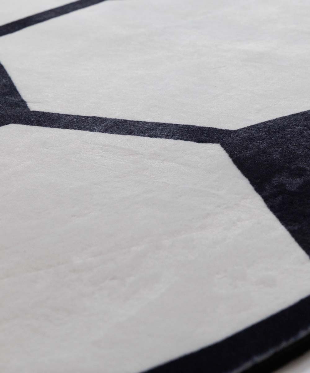 Tapis enfant lavable - Fluffito Football Blanc/Noir - close up Tapis enfant lavable - Fluffito Football Blanc/Noir - close up