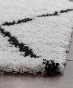 Tapis poils longs losange Habitat - blanc/noir - close up, thumbnail