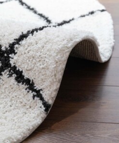 Tapis poils longs Rond losange Habitat - blanc/noir - close up, thumbnail