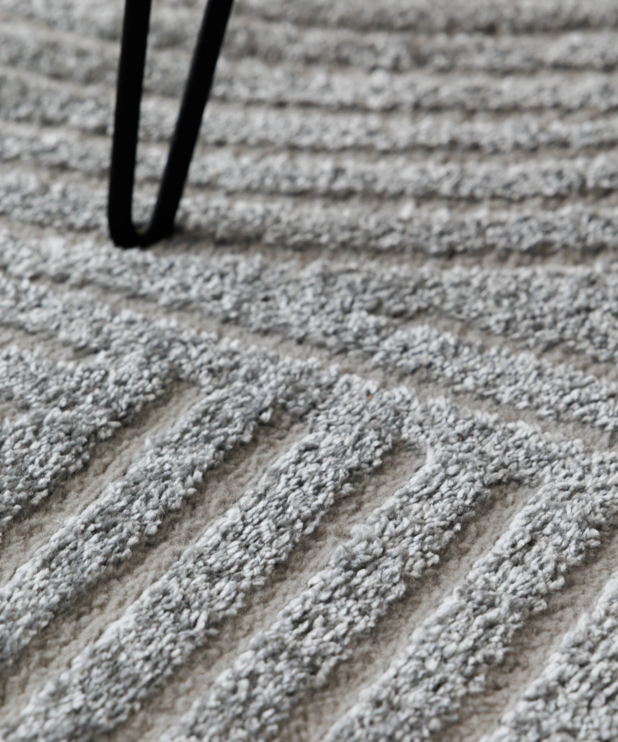 Tapis Rond scandinave - Contour Bend gris - close up Tapis Rond scandinave - Contour Bend gris - close up
