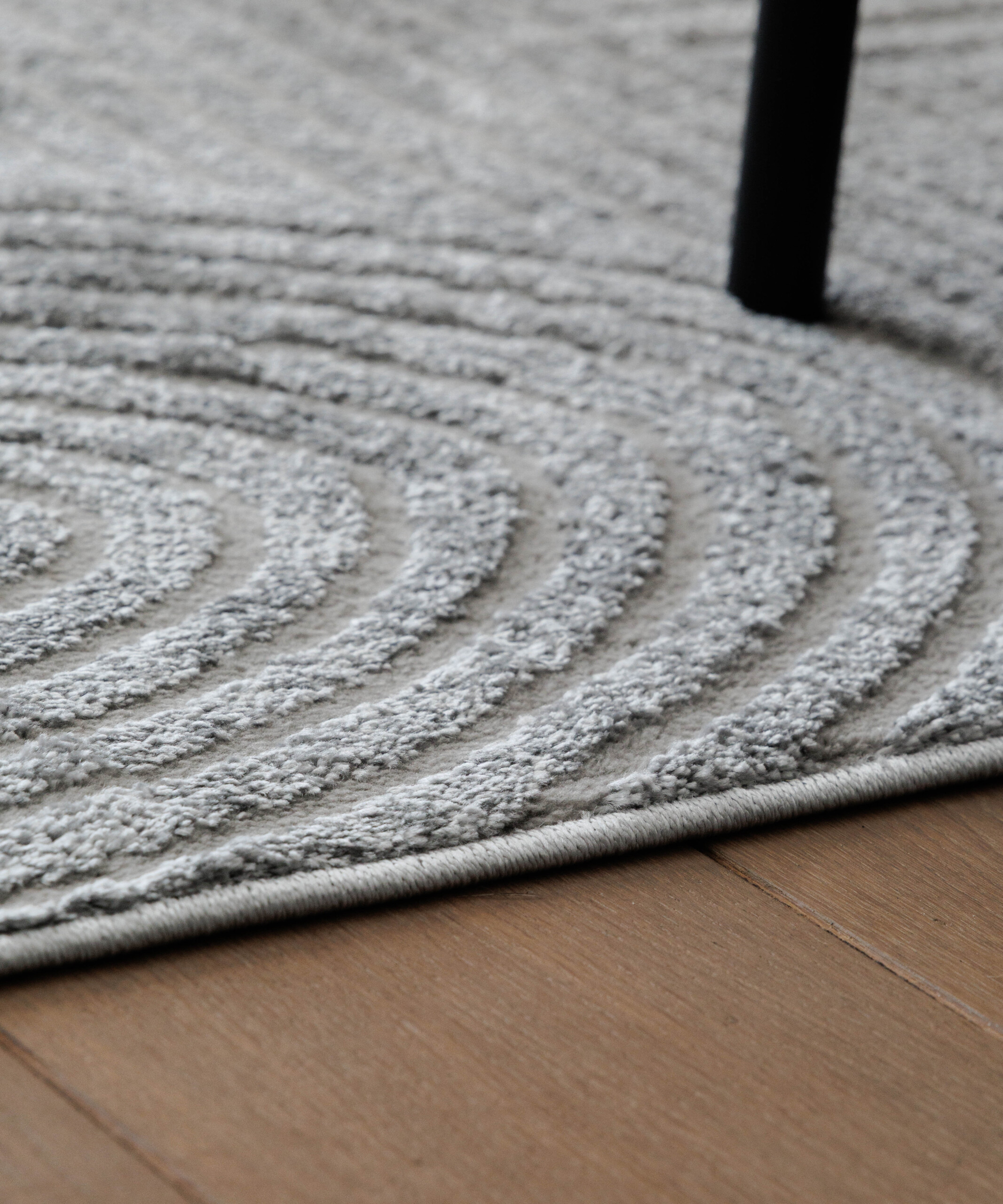 Tapis scandinave - Contour Bend gris - close up Tapis scandinave - Contour Bend gris - close up