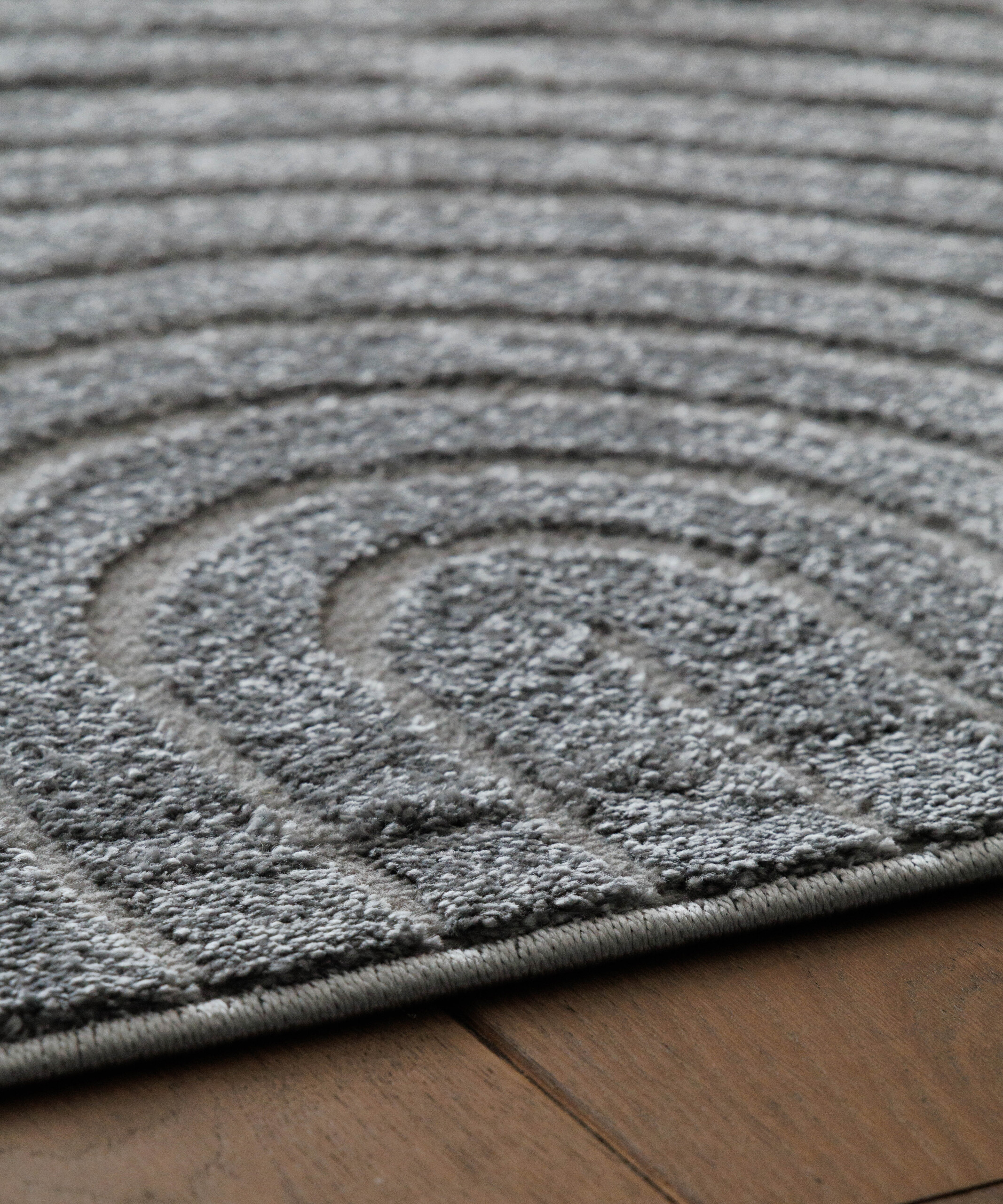 Tapis scandinave - Contour Curve gris - close up Tapis scandinave - Contour Curve gris - close up