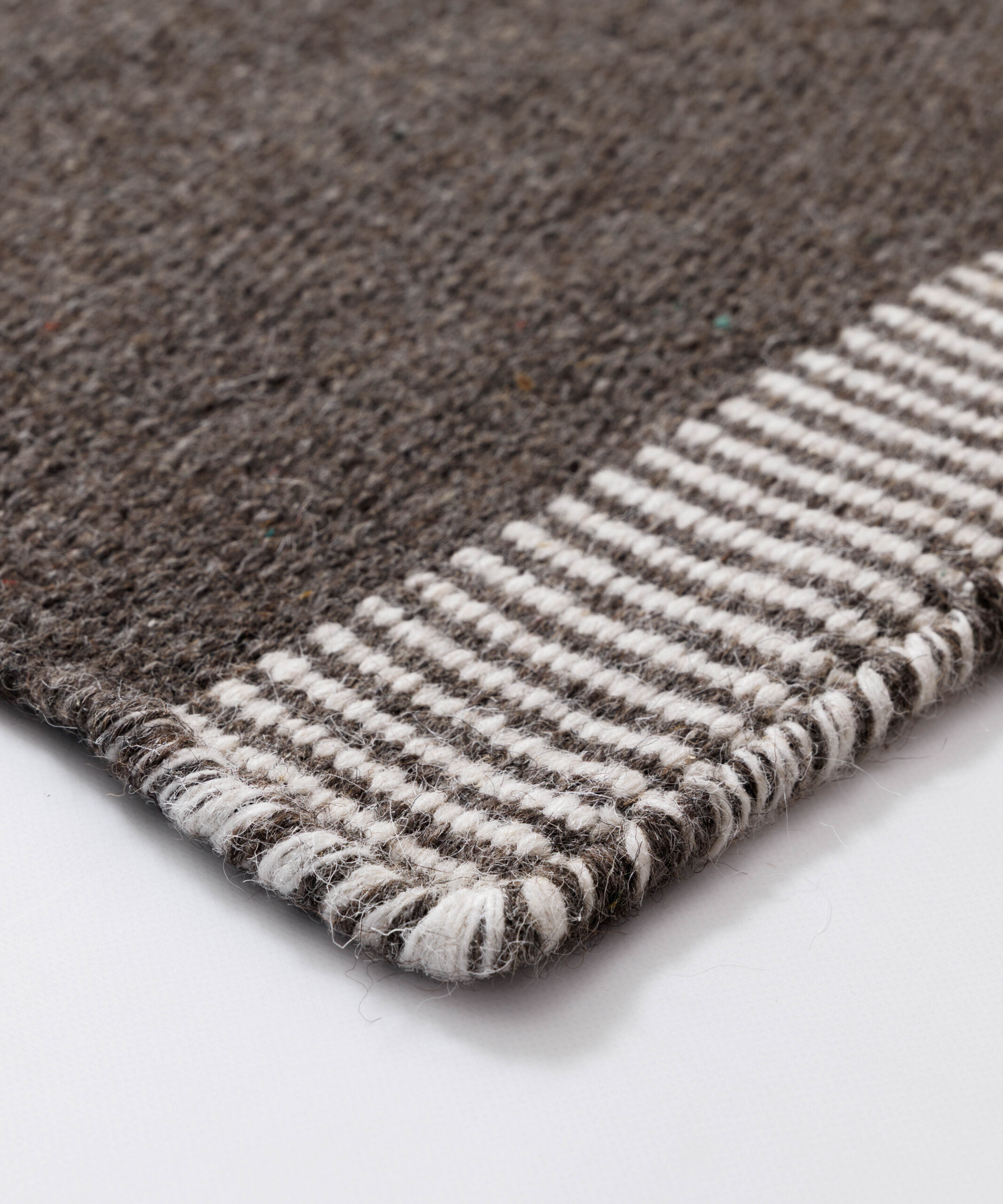 Tapis en laine - Grund taupe - close up Tapis en laine - Grund taupe - close up