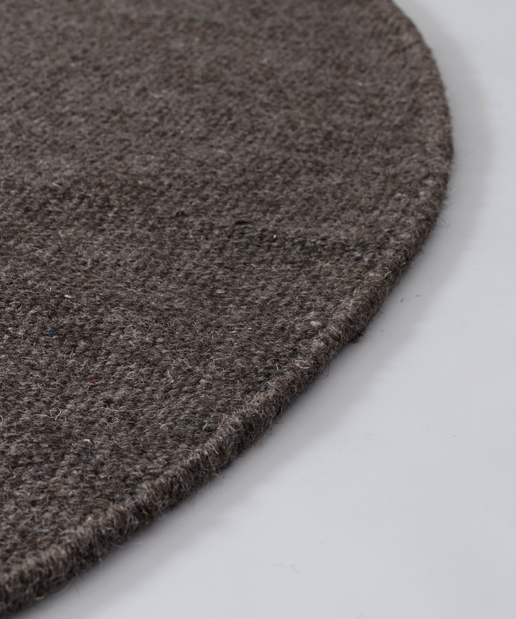 Tapis rond en laine - Grund taupe - close up Tapis rond en laine - Grund taupe - close up