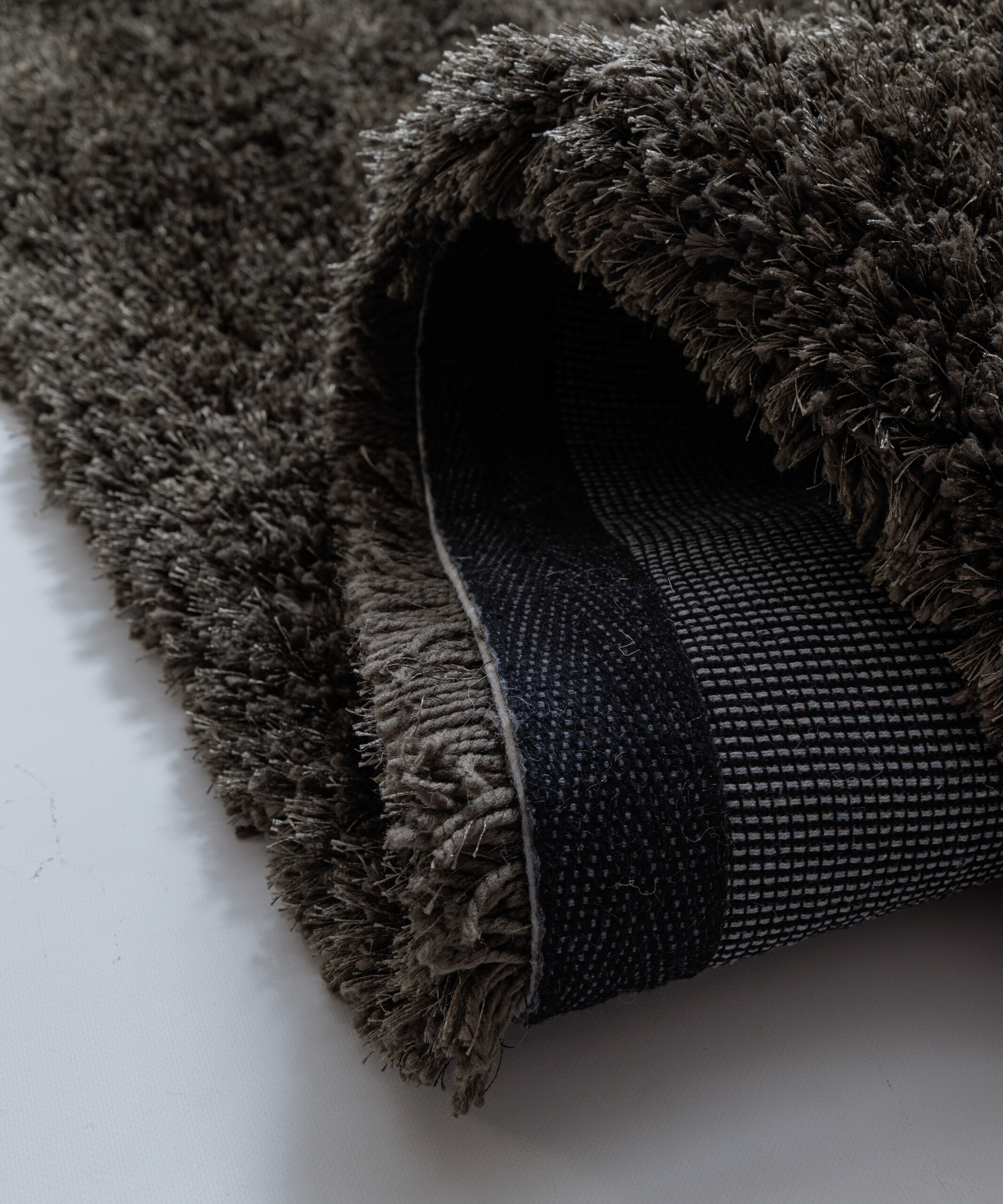 Tapis Shaggy Rond - Meadow Anthracite - close up Tapis Shaggy Rond - Meadow Anthracite - close up