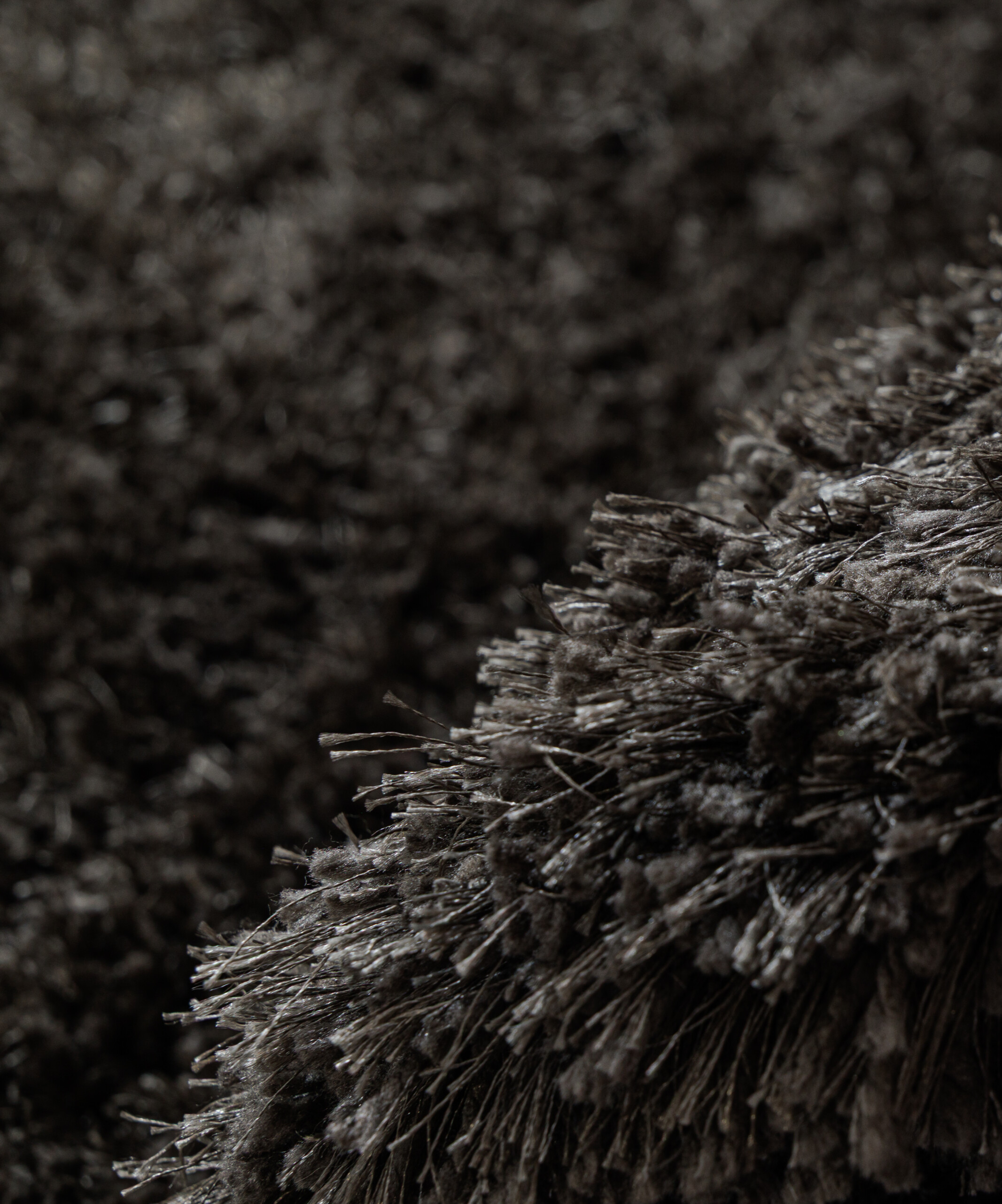 Tapis Shaggy Rond - Meadow Anthracite - close up Tapis Shaggy Rond - Meadow Anthracite - close up