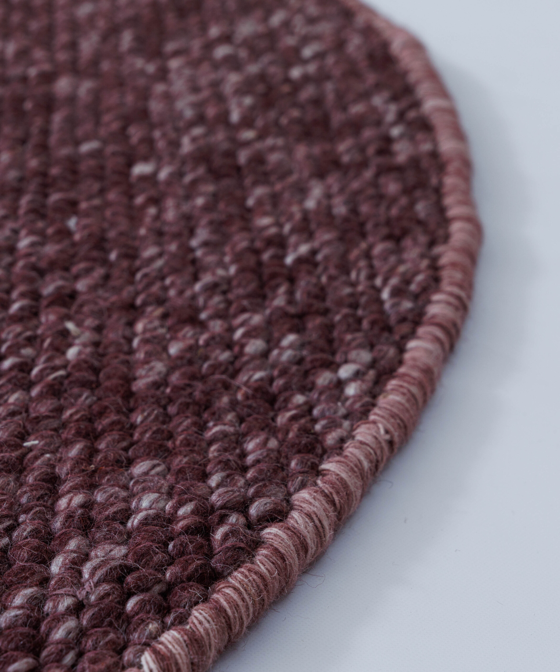 Tapis rond en laine - Silvull bordeaux - close up Tapis rond en laine - Silvull bordeaux - close up