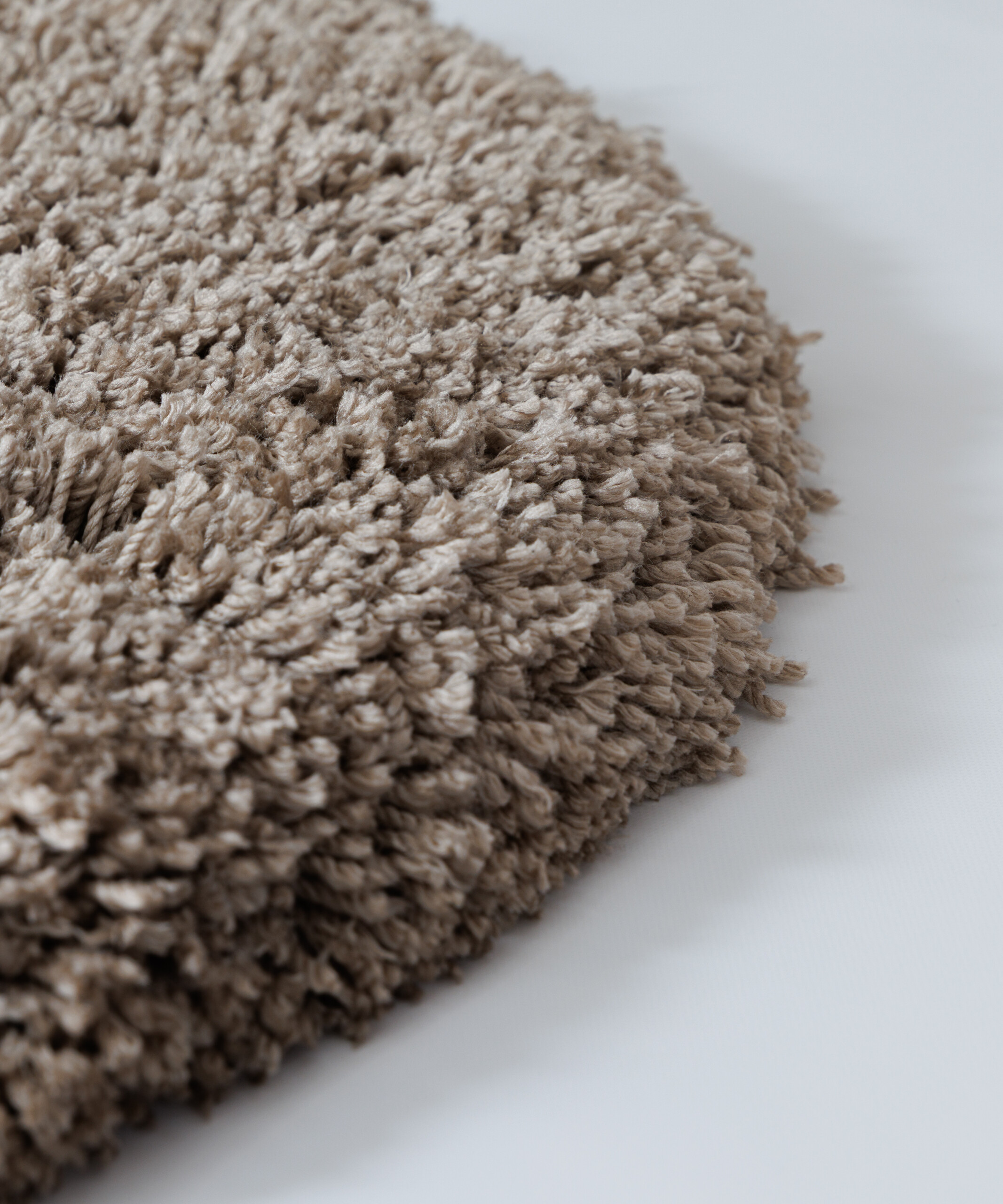 Tapis shaggy forme organique - Sveve couleur du sable - close up Tapis shaggy forme organique - Sveve couleur du sable - close up
