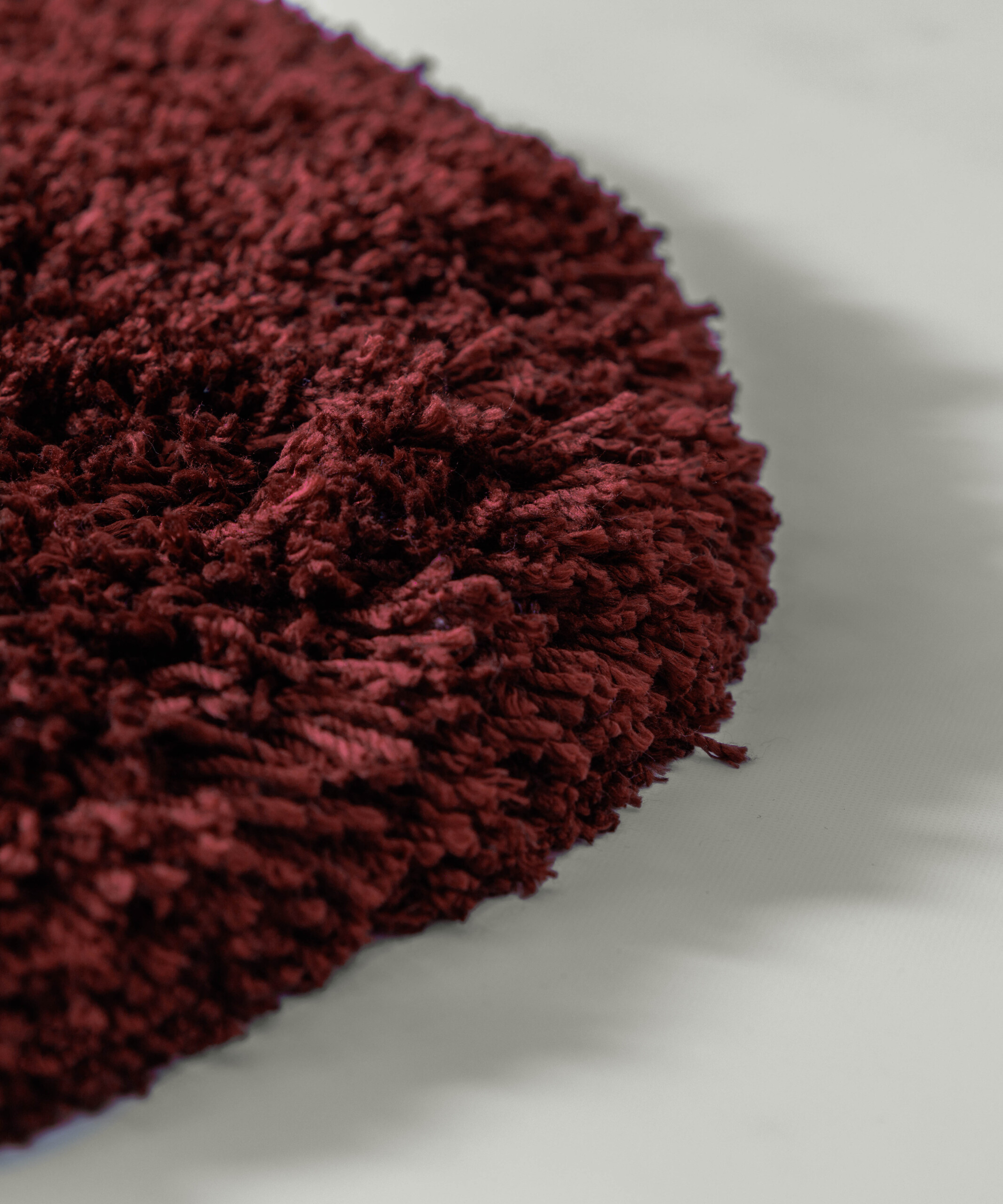 Tapis rond shaggy - Sveve bordeaux - close up Tapis rond shaggy - Sveve bordeaux - close up