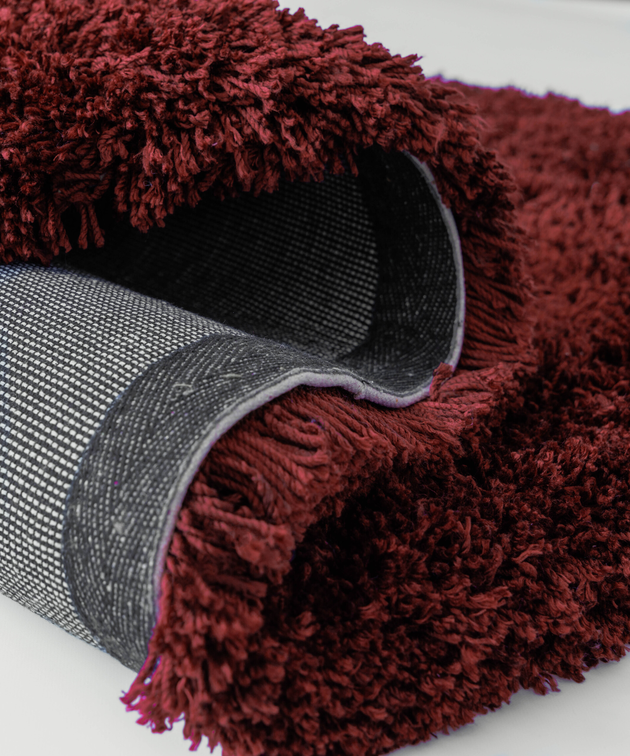 Tapis shaggy - Sveve bordeaux - close up Tapis shaggy - Sveve bordeaux - close up