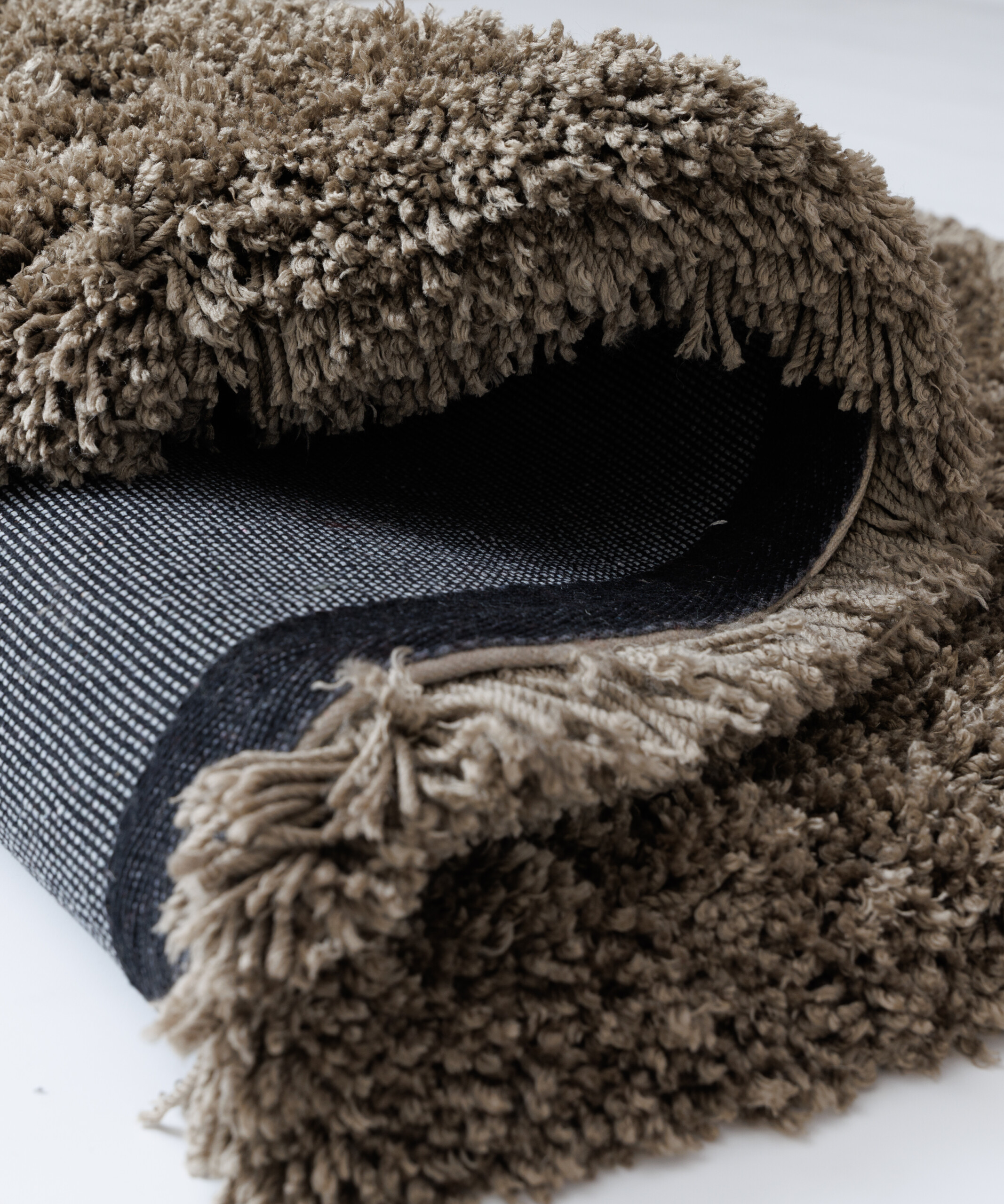 Tapis shaggy - Sveve taupe - close up Tapis shaggy - Sveve taupe - close up