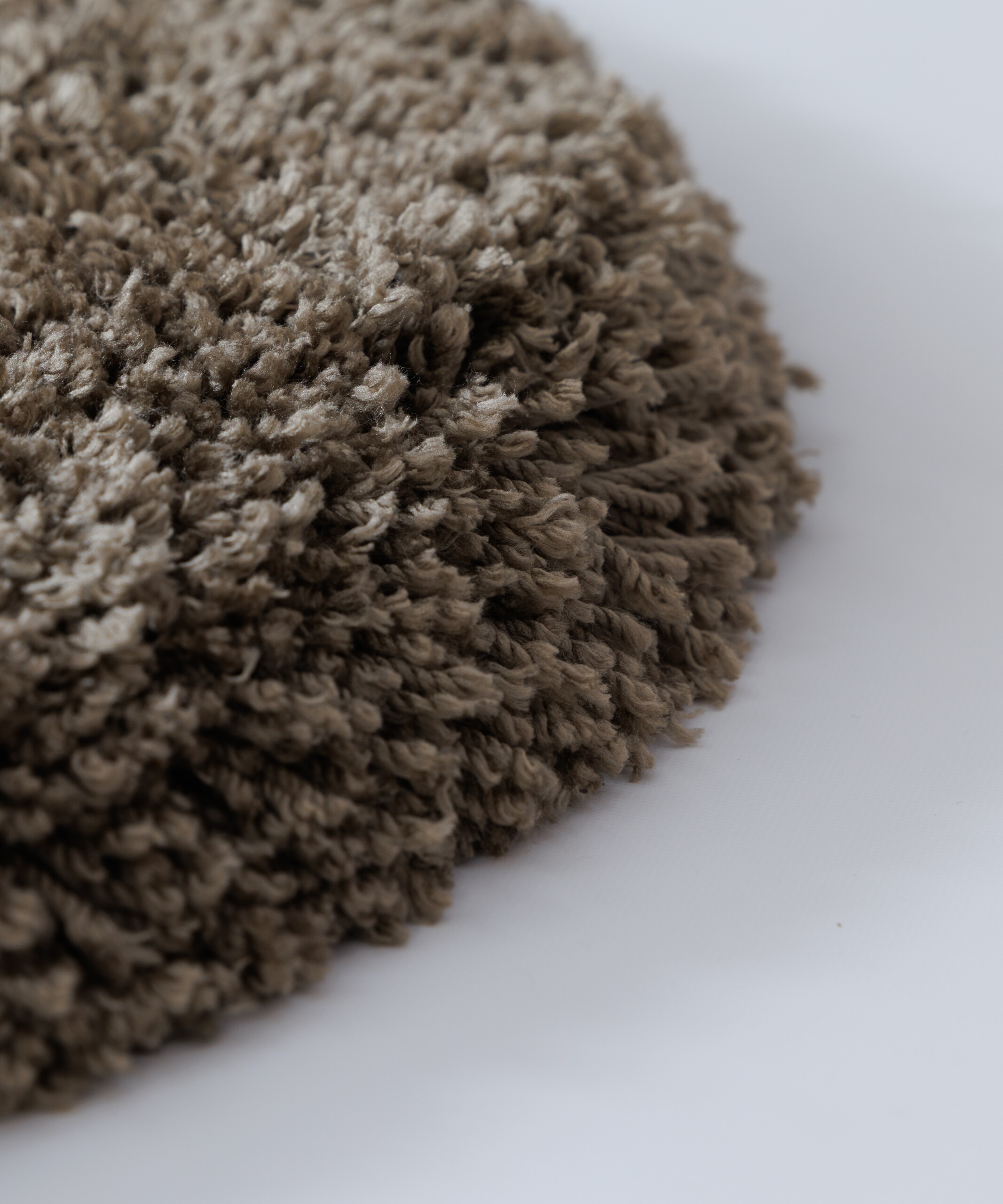 Tapis organique shaggy - Sveve Pebble taupe - close up Tapis organique shaggy - Sveve Pebble taupe - close up